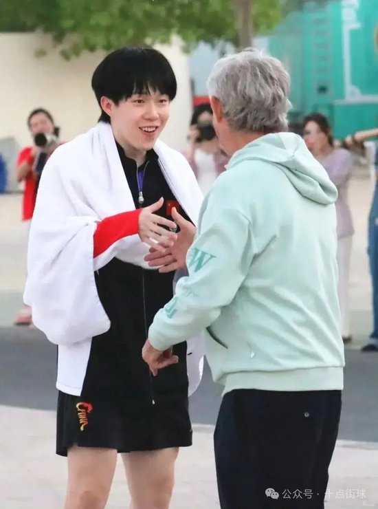 王楚钦在多哈偶遇米卢 惊讶的表情像一个小迷弟！